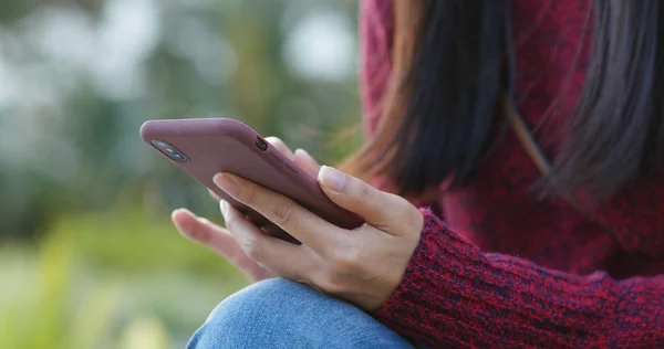 Donna Uso Del Telefono Cellulare Nel Parco — Foto Stock