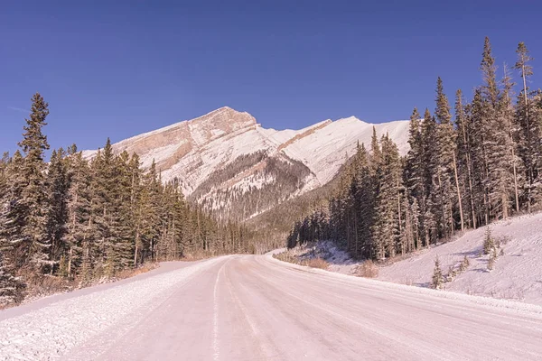 Paisagem Estrada Inverno Nas Montanhas Rochosas Com Céu Azul Brilhante — Fotografia de Stock