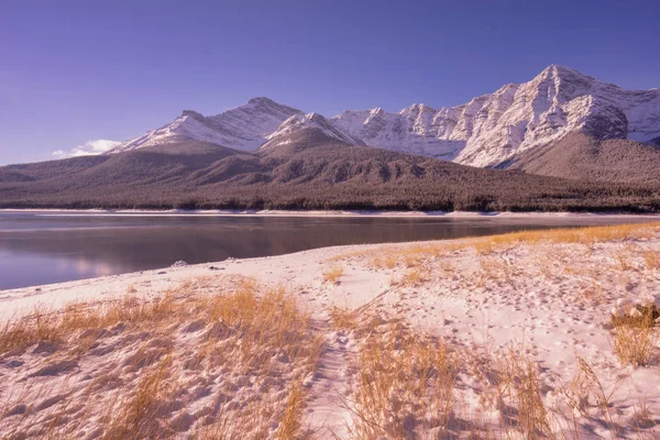 Zimní Krajina Sprej Jezero Rocky Mountains Zlatém Světle — Stock fotografie