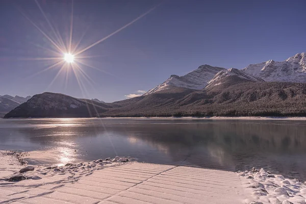 Landskap Spray Sjön Vintern Med Sun Burst Och Båt Lansering — Stockfoto