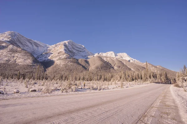 Paesaggio Strada Invernale Nelle Montagne Rocciose Con Cielo Blu Brillante — Foto Stock