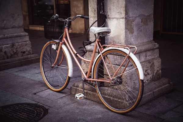 Vieja Bicicleta Ciudad Transporte Ecológico Través Ciudad —  Fotos de Stock