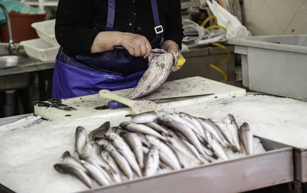 Чистка Рыбы Рынке Подробная Информация Здоровой Пище — стоковое фото
