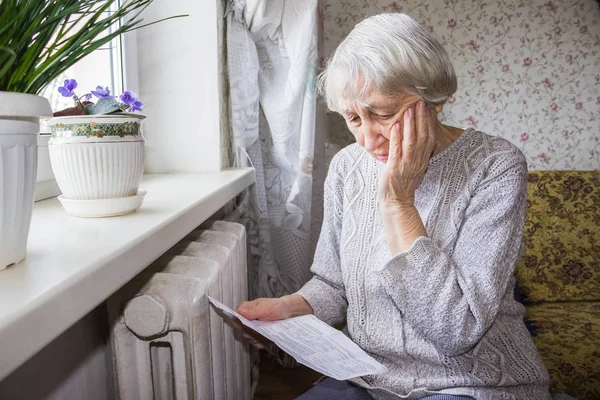 Die Seniorin Mit Der Gasrechnung Vor Dem Heizkörper Zahlung Für — Stockfoto