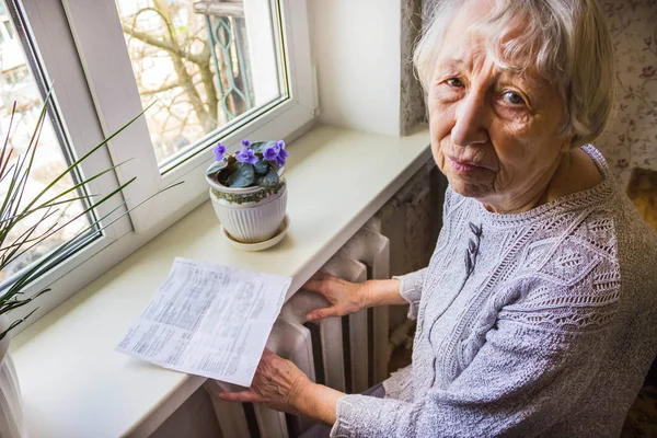 Oudere Vrouw Met Gasrekening Voor Verwarming Radiator Betaling Voor Verwarming — Stockfoto