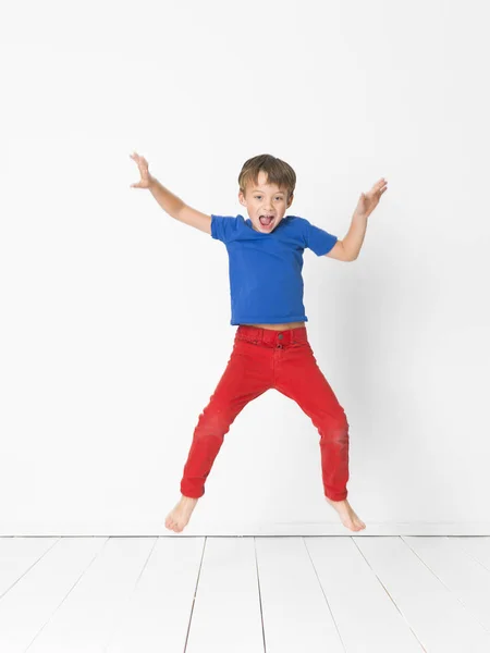 Koele Jonge Schattige Jongen Met Blauw Shirt Rode Broek Springt — Stockfoto