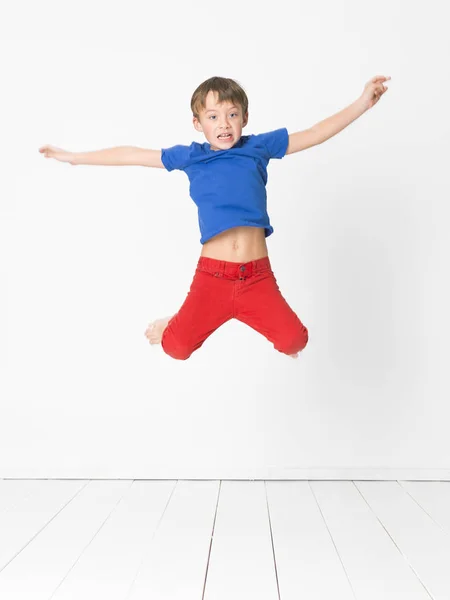 Koele Jonge Schattige Jongen Met Blauw Shirt Rode Broek Springt — Stockfoto