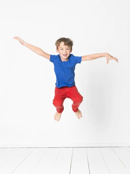 Koele Jonge Schattige Jongen Met Blauw Shirt Rode Broek Springt — Stockfoto