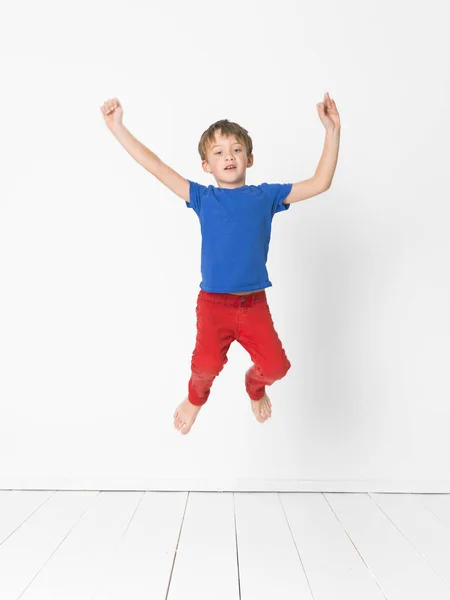 Koele Jonge Schattige Jongen Met Blauw Shirt Rode Broek Springt — Stockfoto