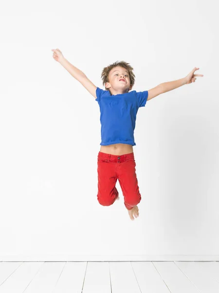 Koele Jonge Schattige Jongen Met Blauw Shirt Rode Broek Springt — Stockfoto