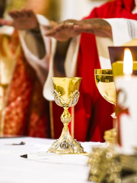 聖なるミサの奉献 ワインはキリストの血となり ホストは祭壇の上でキリストの体となる — ストック写真