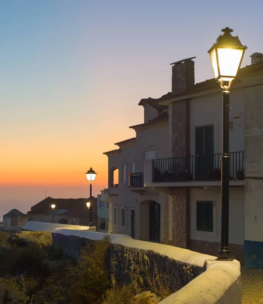 黄昏时分 葡萄牙滨海的古城街 Nazare 葡萄牙 — 图库照片