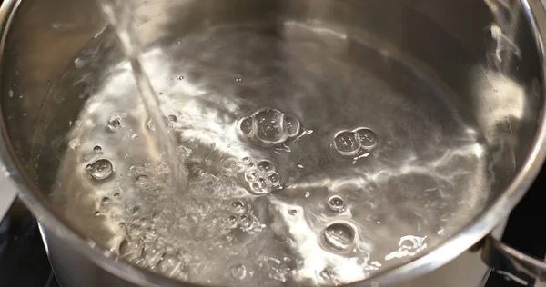 Kochen Sie Das Wasser Vor Dem Kochen — Stockfoto