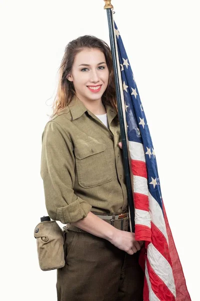 Leende Ung Kvinna Usa Militär Uniform Hålla Upp Amerikansk Flagga — Stockfoto