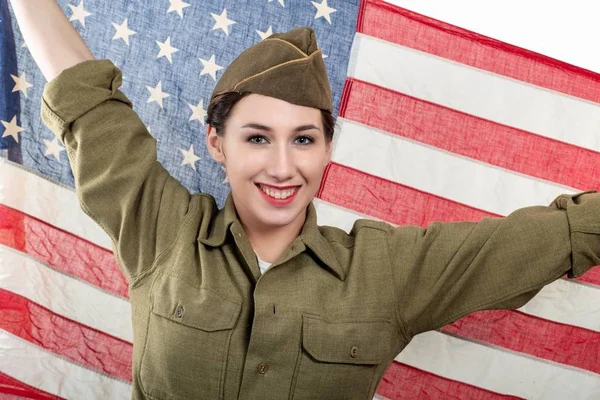 Leende Ung Kvinna Usa Militär Uniform Hålla Upp Amerikansk Flagga — Stockfoto