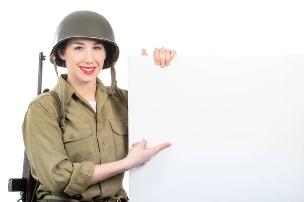 Młoda Kobieta Ubrana Ww2 Wojskowych Uniform Kaskiem Pokazano Puste Puste — Zdjęcie stockowe