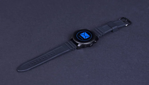 Reloj Inteligente Negro Aislado Sobre Fondo Negro Nuevo Mensaje — Foto de Stock