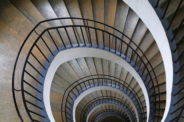 Спиральная Лестница Уменьшающейся Перспективой Формы Кривой Высоким Углом Обзора — стоковое фото