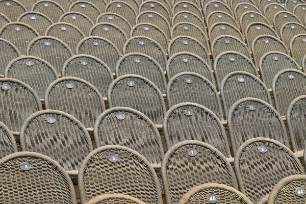 Filas Asientos Mimbre Marrones Grises Vacíos Auditorio Sala Conciertos Aire — Foto de Stock