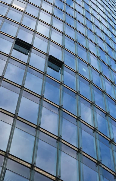 現代のビジネス超高層ビルの背景テクスチャ青い空 低い角度のビューを反映したガラス窓パターン — ストック写真