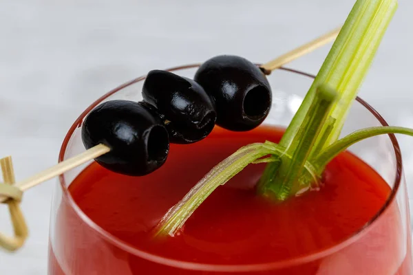 Bloody Mary Cocktail Mit Sellerie Und Oliven — Stockfoto