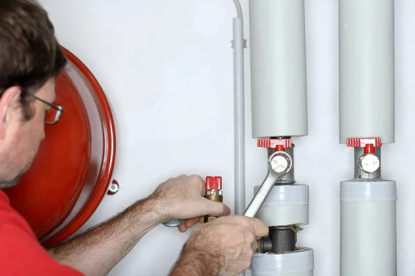 Homem Reparação Com Chave Metal Está Trabalhando Sala Aquecimento — Fotografia de Stock