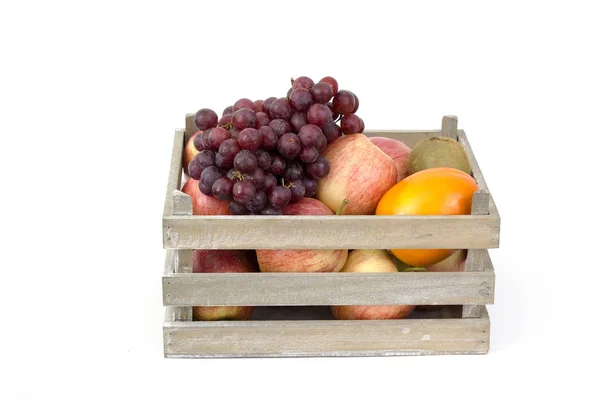 Frutas Frescas Una Caja Sobre Fondo Blanco — Foto de Stock