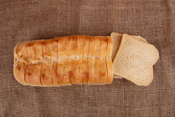 褐色背景的美味白面包片 — 图库照片
