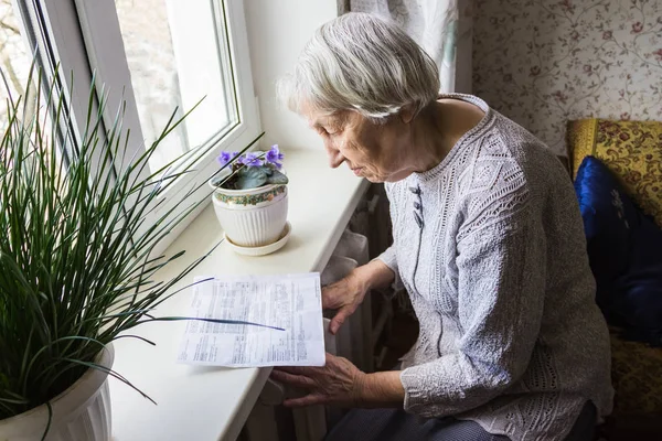 Oudere Vrouw Met Gasrekening Voor Verwarming Radiator Betaling Voor Verwarming — Stockfoto