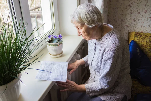 Oudere Vrouw Met Gasrekening Voor Verwarming Radiator Betaling Voor Verwarming — Stockfoto