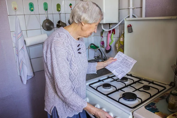 Senior Oude Huisvrouw Thuis Onderzoekt Gas Elektriciteit Rekeningen Onder Stress — Stockfoto