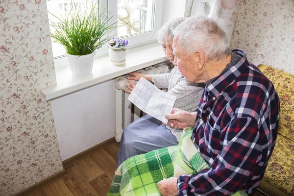 Die Seniorin Mit Der Gasrechnung Vor Dem Heizkörper Zahlung Für — Stockfoto