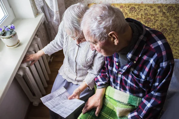 Oudere Vrouw Met Gasrekening Voor Verwarming Radiator Betaling Voor Verwarming — Stockfoto