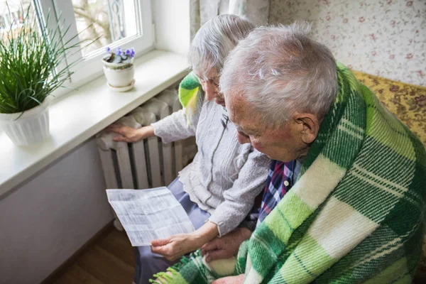 Oudere Vrouw Met Gasrekening Voor Verwarming Radiator Betaling Voor Verwarming — Stockfoto