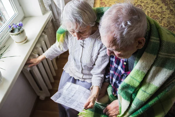 Oudere Vrouw Met Gasrekening Voor Verwarming Radiator Betaling Voor Verwarming — Stockfoto