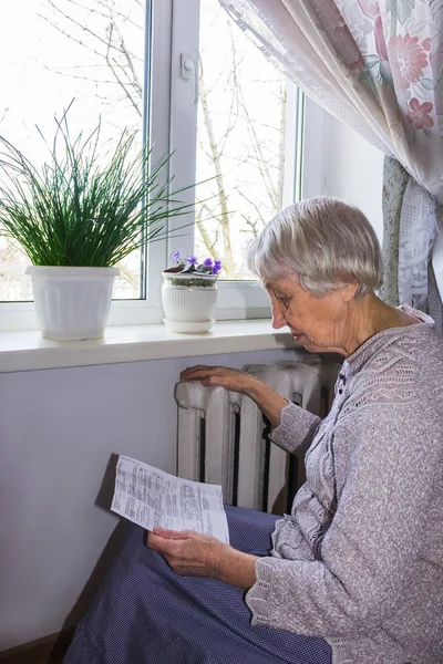 Oudere Vrouw Met Gasrekening Voor Verwarming Radiator Betaling Voor Verwarming — Stockfoto