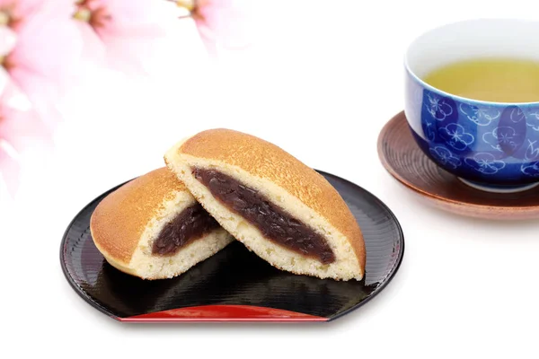 Dorayaki Japanische Süßwaren Auf Holztablett Auf Weißem Hintergrund — Stockfoto