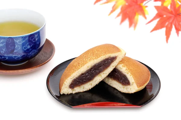 Dorayaki Japanische Süßwaren Auf Holztablett Auf Weißem Hintergrund — Stockfoto
