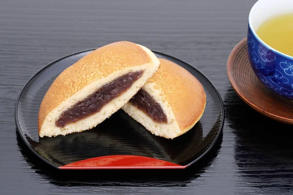 Dorayaki Confitería Japonesa Sobre Bandeja Madera Sobre Mesa Negra — Foto de Stock