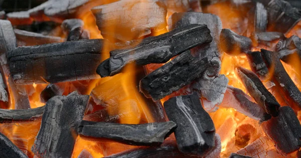 Glödande Träkol Och Låga Grillen — Stockfoto