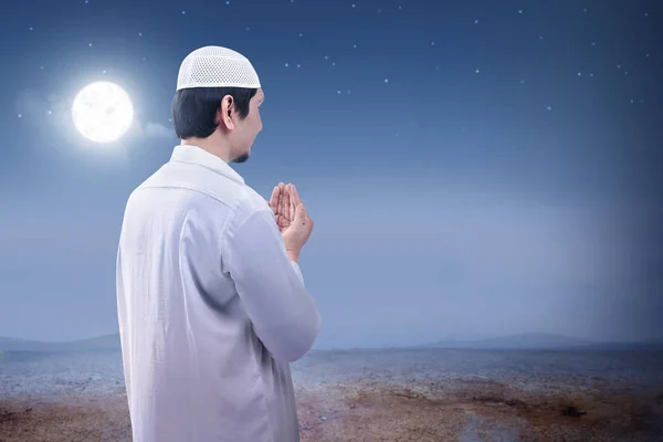 Pohled Zezadu Asijských Muslimských Muž Zvedl Ruce Modlí Písečné Duně — Stock fotografie