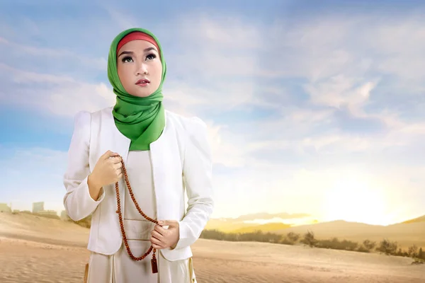 Jovem Ásia Muçulmano Mulher Véu Orando Com Oração Contas Areia — Fotografia de Stock