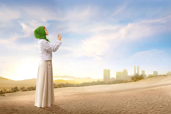 Wanita Muslim Asia Cantik Berkerudung Berdiri Dan Berdoa Dengan Tangan — Stok Foto