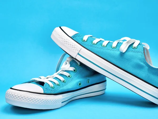 Par Zapatillas Textiles Azules Con Cordones Blancos Cerca — Foto de Stock