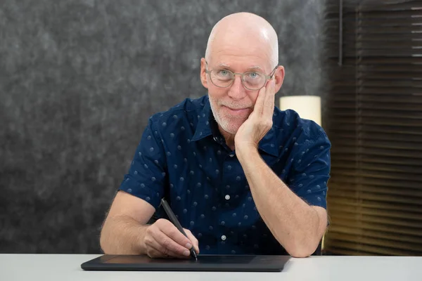 Senior Designer Using Graphic Tablet Office — Stock Photo, Image