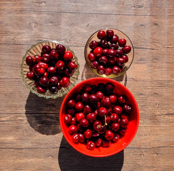 Beeren Einer Süßkirsche Auf Einem Hölzernen Hintergrund Einem Plastikbecher Reife — Stockfoto