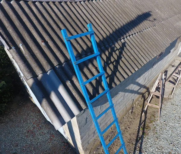 Stalen Blauwe Trap Naar Het Dak Van Schuur Ladder Van — Stockfoto