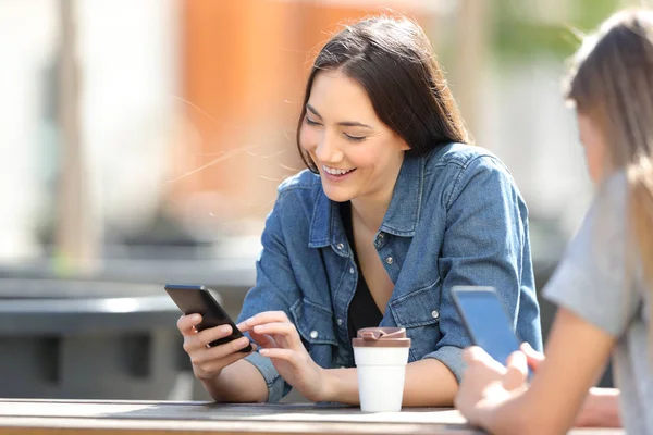 Femmes Heureuses Utilisant Leurs Téléphones Intelligents Assis Dans Une Table — Photo