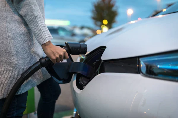 Jonge Vrouw Opladen Van Een Elektrisch Voertuig Auto Delen Concept — Stockfoto