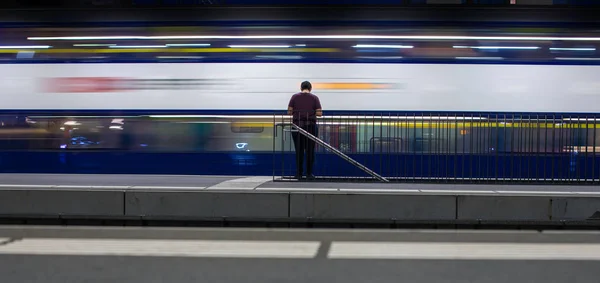 Menschen Einem Bahnhof Mit Bewegungsunscharfen Zügen Die Sich Schnell Bewegen — Stockfoto